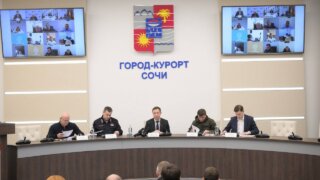 В Сочи из-за обильных осадков повреждены дороги, жители остались без света и газа