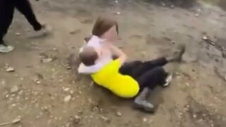 В поселке под Краснодаром две шестиклассницы устроили жестокую драку