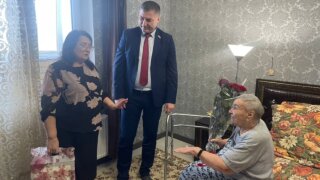 В Краснодаре поздравили блокадницу с праздником