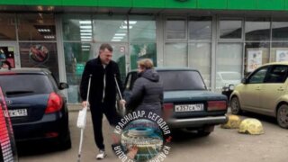 Главу Краснодара Евгения Наумова заметили на костылях возле аптеки