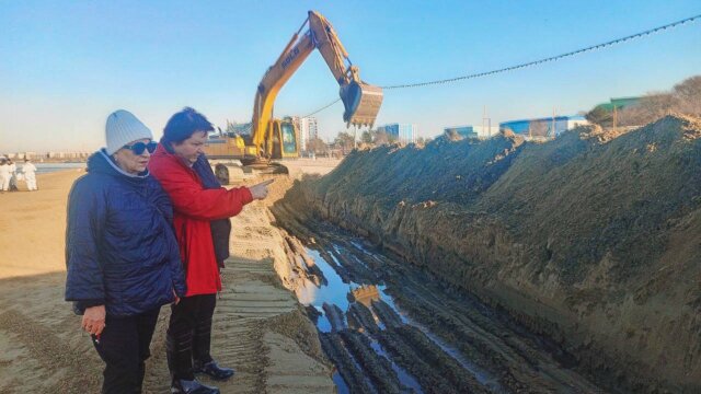 Общественники проверили состояние площадки для временного складирования замазученного песка в Анапе
