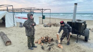 В Анапе приостановили очистку пляжей от мазута из-за плохой погоды