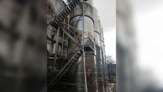 В Темрюкском районе загорелся винзавод