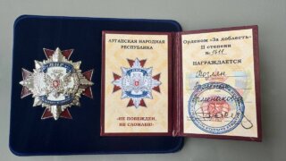 Депутату ЗСК Арменаку Тозляну вручили орден от главы ЛНР
