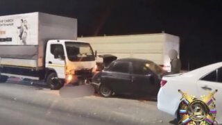 На Кубани грузовик насмерть сбил водителя возле машины