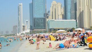 Россияне начали скупать путевки в Дубай после закрытия пляжей в Анапе