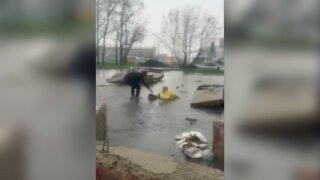 В Краснодаре женщина провалилась в открытый канализационный люк во время дождя