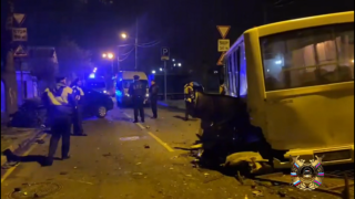 В Краснодаре мужчина погиб в результате столкновения легковушки и автобуса