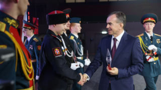 Вениамин Кондратьев наградил активистов движения «Пост №1»