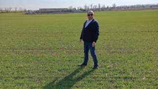 Стране пора петь про трактористов