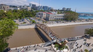 В Сочи в честь Дня города открыли пешеходный мост «Волшебный лист»