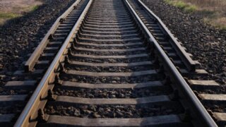 В Сочи школьники складывали на ж\д рельсы крышки и ветки