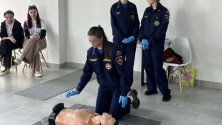 Добровольцы КубГМУ провели мастер-класс по первой помощи для вожатых в Анапе