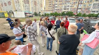 Жители и депутат обсудили будущее недостроенного здания на улице Писателя Знаменского