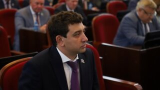 Председатель ЗСК Юрий Бурлачко на сессии представил нового депутата кубанского парламента