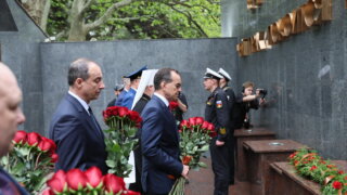 Глава Кубани в День Победы возложил цветы к Вечному огню в Новороссийске