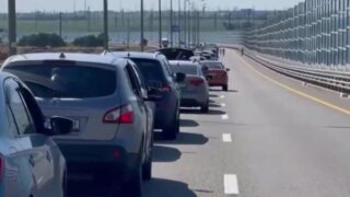 ДПС выставила наряды из-за огромной пробки на Крымском мосту