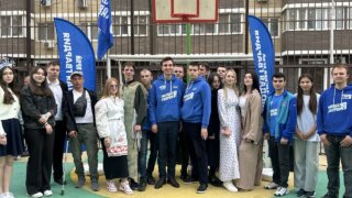 Молодогвардейцы в честь Дня весны и труда организовали праздник на улице Петра Метальникова в Краснодаре