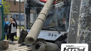 В Краснодаре троллейбус столкнулся с каршерингом и влетел в столб