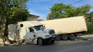В Новороссийске фура с картошкой протаранила жилой дом