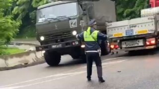 Огромная пробка образовалась на трассе Джубга-Сочи после разлива топлива на дороге