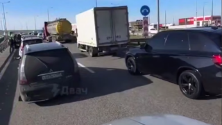 На Крымском мосту в рекордной пробке стоят более трех тысяч автомобилей