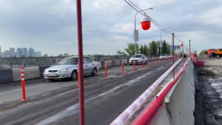 В Краснодаре с Тургеневского моста начали снимать балки