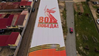 К 80-летию Великой Победы в Сочи установили «Щит Великой Победы» в зоне взлета и посадки самолетов