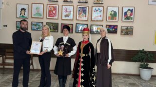 Депутат ЗСК, член фракции ЛДПР Вероника Иванчикова поздравила районный танцевальный коллектив с победой