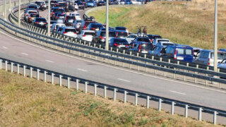 Больше тысячи автомобилей стоят в пробке на Крымском мосту