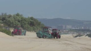 В Анапе продолжается планомерная уборка пляжных территорий с использованием специальной техники