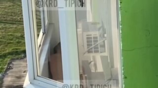 Голый мужчина избивал женщину на балконе в Краснодаре