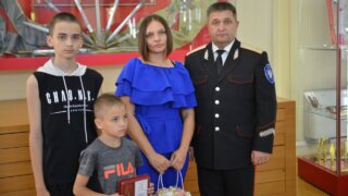 В Краснодаре родственникам погибших казаков-добровольцев передали памятные знаки «Крест штурмовой»