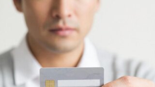 Банки на месяцы блокируют счета россиян из-за подозрительных операций