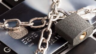 Банки на месяцы блокируют счета россиян из-за подозрительных операций