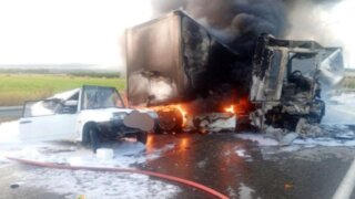 Фура и легковушка вспыхнули после столкновения на трассе Новороссийск — Керчь
