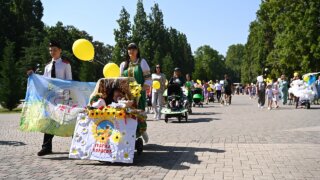 В Краснодаре состоялся семейный фестиваль под названием «Парад колясок» (фото)