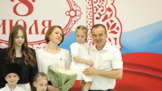 Вениамин Кондратьев вручил медали «Родительская доблесть» 15 многодетным семьям