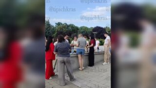 В Краснодаре компания устроила застолье на памятнике жертвам фашизма
