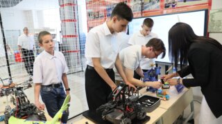 Вениамин Кондратьев оценил передовые разработки для учебного процесса в детских садах и школах