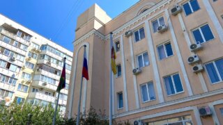 Над Краснодарским кооперативным институтом подняли флаг России