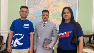 Новороссийские молодогвардейцы поздравили администрацию железнодорожной станции с профессиональным праздником