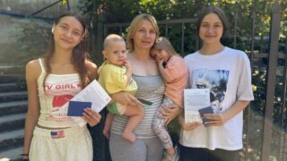 Депутат ЗСК Борис Юнанов передал подарки юным школьникам из Сочи