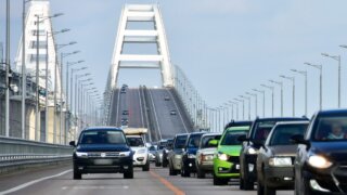 Пиковый спрос: Крымский мост столкнулся с беспрецедентным наплывом транспорта