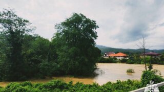 Водяной смерч разрушил пляж в поселке Агой, а в селе Лермонтов смыло единственный мост