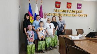 Депутат Госдумы Кузнецов вручил школьные наборы детям из семей участников СВО