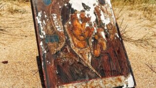 В Анапе на берег вынесло икону Божьей Матери