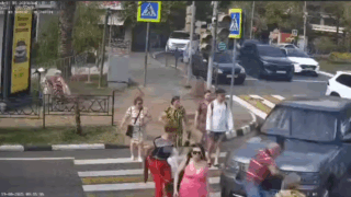 В Сочи водитель внедорожника сбил людей на «зебре» и влетел в забор