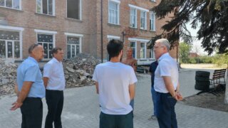 Обновление стадиона и школы в Ленинградской станице: депутат Госдумы Кузнецов оценил важность работ