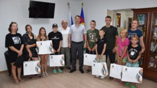 Депутат ЗСК Денис Выпринцев помогает семьям бойцов СВО и многодетным подготовить детей к школе